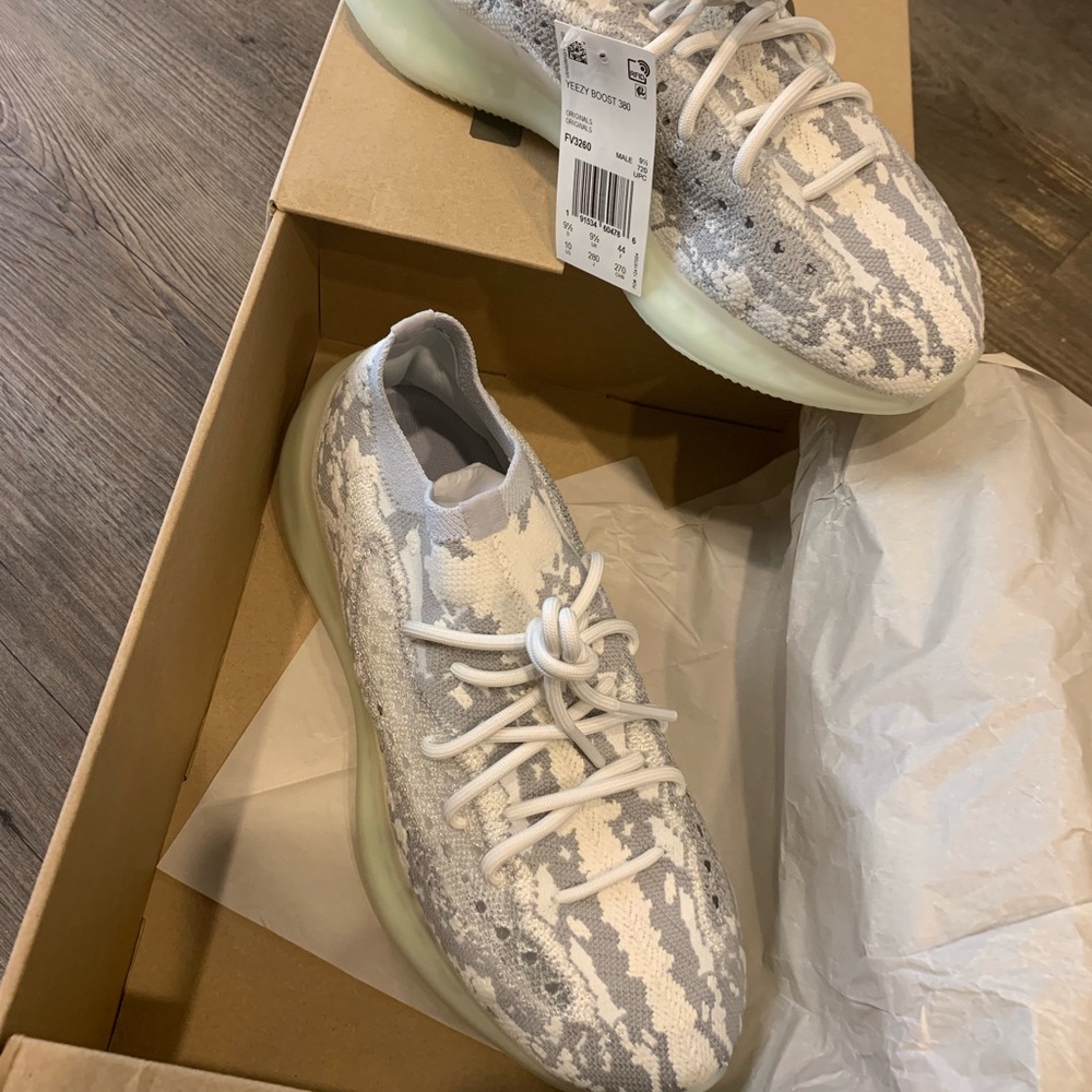 cNWT Yeezy Boost 380 Alien - Picture 5 of 8